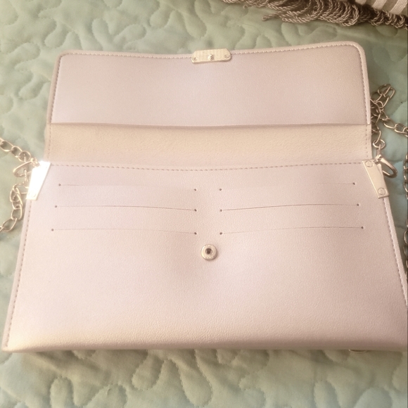 Source Unknown - Silver Clutch Cross body Purse, 9x5x1 - Picture 3 of 3